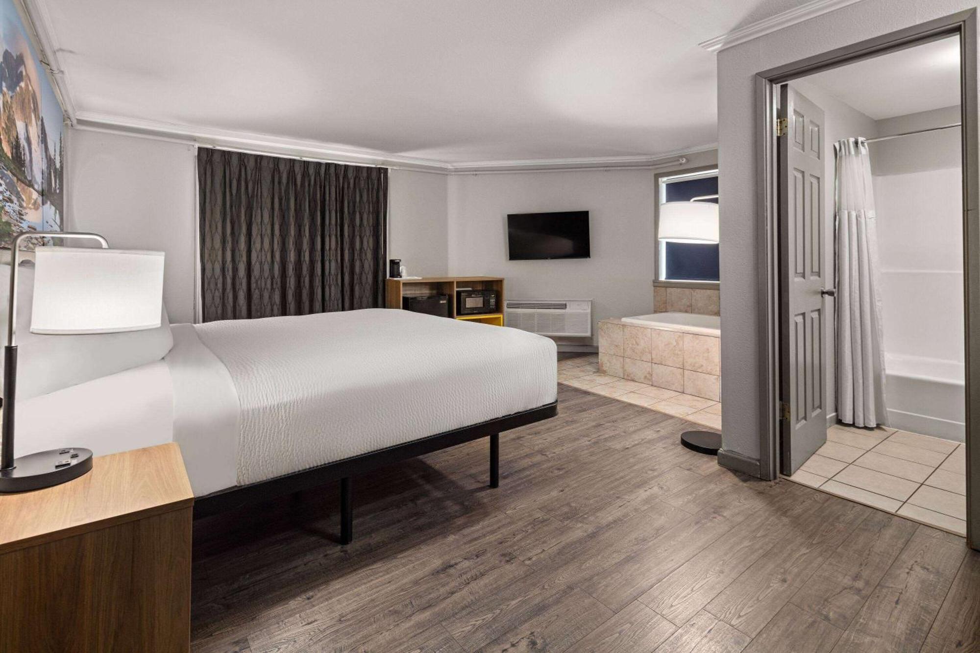 Days Inn By Wyndham Lakewood South Tacoma מראה חיצוני תמונה