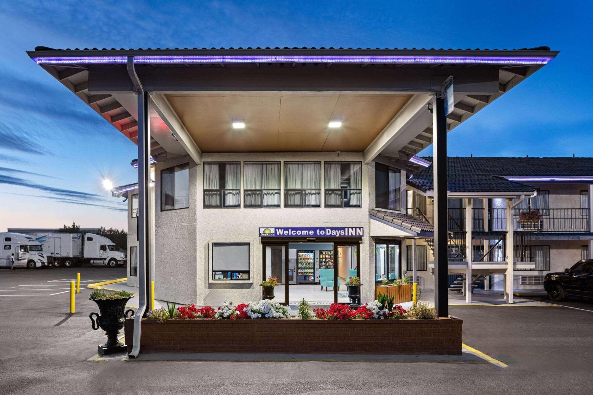 Days Inn By Wyndham Lakewood South Tacoma מראה חיצוני תמונה